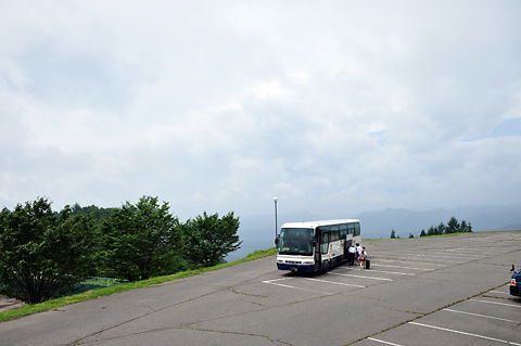 観光バスと山々