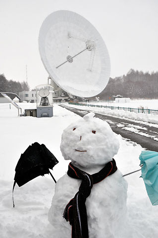 45m電波望遠鏡と雪だるま