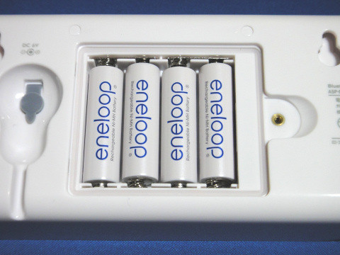 電池は4本使用。電池蓋やACアダプタの接続端子にはゴム製のパッキンがある。