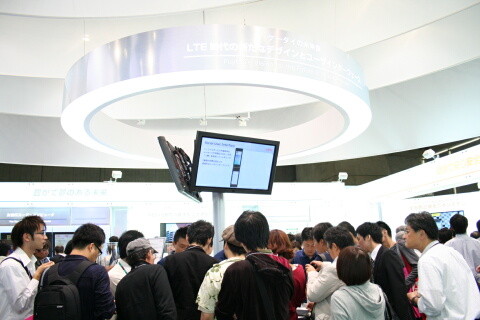 富士通ブースのダブルタッチパネルケータイが展示されているコーナー　CEATEC JAPAN 2010
