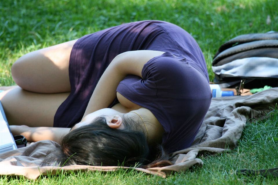 芝生で寝転がるセクシーな服装をした巨乳お姉さん