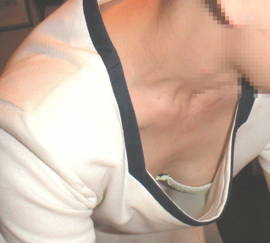胸チラアップの画像！うすいグリーンのブラジャー : アダルト画像 グラフィティ