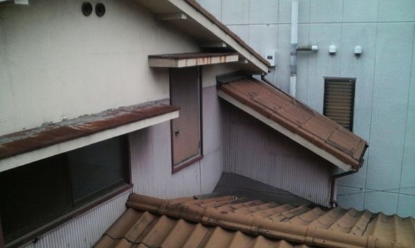 高所ドアを横から撮影してみたのですが、ドアの先は見事に屋根。