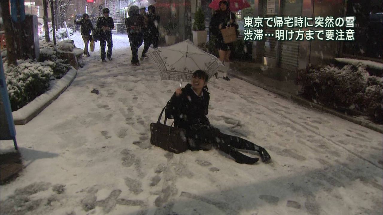 大雪報道の最中にズッコケた女子高生が可愛いと話題に 今年最大の美少女 さすがお目が高い どん速